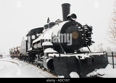 Moteur à vapeur Baldwin Numéro 25 est couvert de neige de l'hiver au centre-ville de Flagstaff, Arizona Banque D'Images