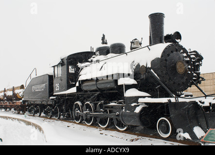 Numéro de moteur à vapeur Baldwin 25 couverts en hiver la neige dans le centre-ville de Flagstaff, Arizona Banque D'Images