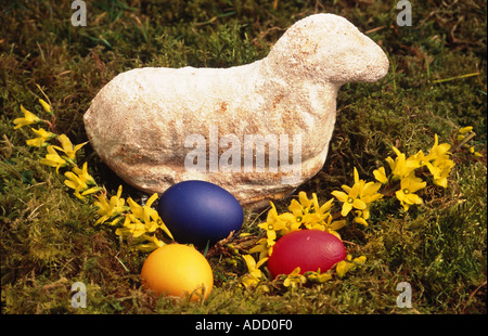 Agneau de Pâques fait de gâteau de chocolat et d'œufs préparés Banque D'Images