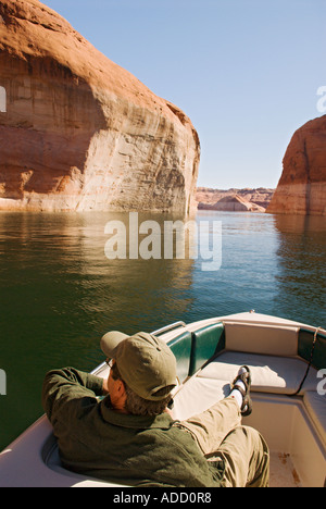 Un homme se détend sur une excursion en bateau sur le Lac Powell, une partie de la Glen Canyon National Recreation Area Banque D'Images