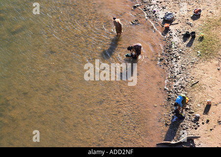 Vue d'ensemble des femmes pour laver le linge dans la rivière Nam Ou Banque D'Images