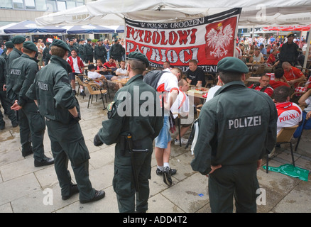 La police allemande ont encerclé des fans de football polonais qui avaient ont saccagé dans un café de la rue avant le match de coupe du monde l'Allemagne contre la Pologne Banque D'Images