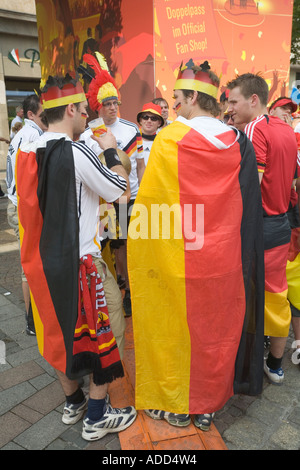 Les fans de football allemand se tenant ensemble avec leurs drapeaux à un événement public Banque D'Images