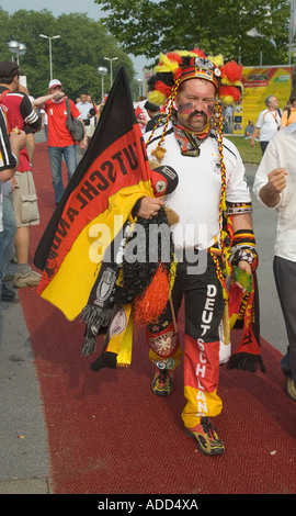 Un fan de football allemand habillé sur son chemin jusqu'à la match de coupe du monde l'Allemagne contre la Pologne (1:0) à Dortmund (Allemagne) Banque D'Images