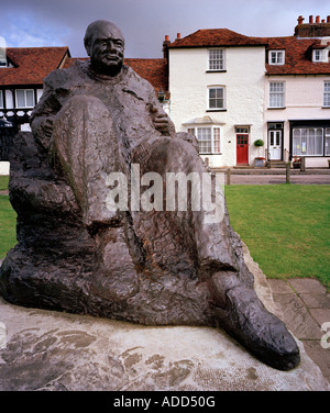 Statue de Sir Winston Churchill, Westerham Village Green, Kent, Angleterre, Royaume-Uni. Banque D'Images