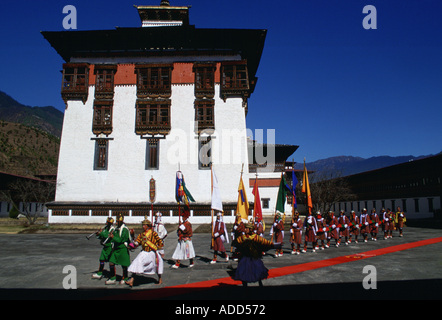 Les musiciens de la procession royale dans un défilé à Tashichho Dzong à Thimpu Bhoutan Banque D'Images