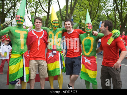 Fans de la Suisse et de l'équipes nationales de football togolais debout ensemble avant le match de coupe du monde la Suisse contre le Togo Banque D'Images