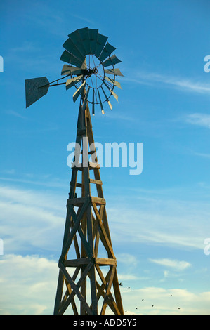Vieux Moulin Aermotor contre le ciel bleu Banque D'Images