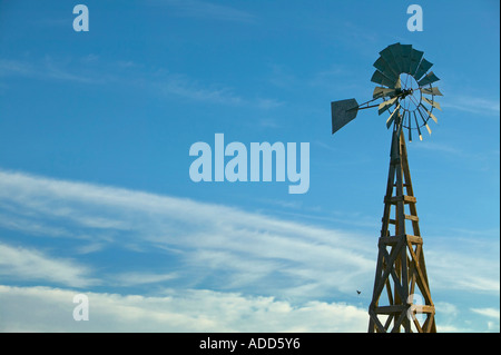 Vieux Moulin Aermotor contre le ciel bleu Banque D'Images