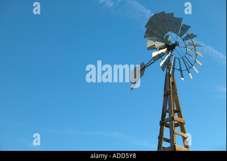 Vieux Moulin Aermotor contre le ciel bleu Banque D'Images