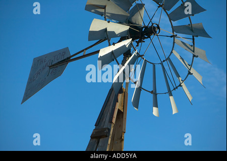 Vieux Moulin Aermotor contre le ciel bleu Banque D'Images