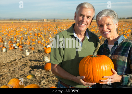 Young couple sourire avec choisis dans la citrouille citrouille Banque D'Images