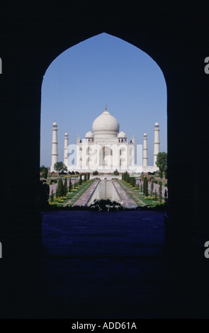 Taj Mahal photographié par une arche Agra Inde Banque D'Images