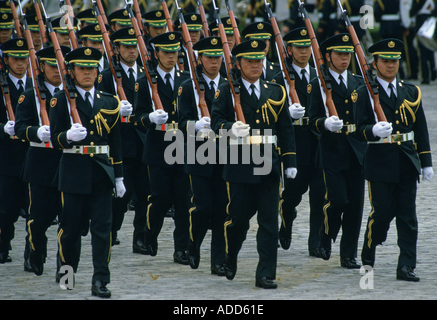 Soldiers marching on parade à Tokyo au Japon Banque D'Images