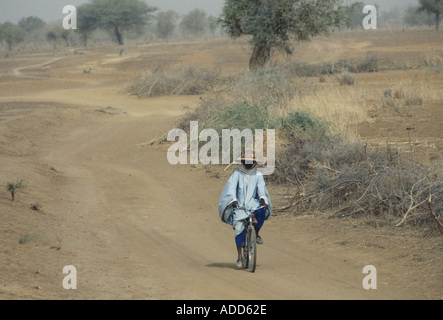 L'homme en chapeau rides local location sur la route à travers le désert Sebba zones de sécheresse du Burkina Faso anciennement Haute-volta Banque D'Images