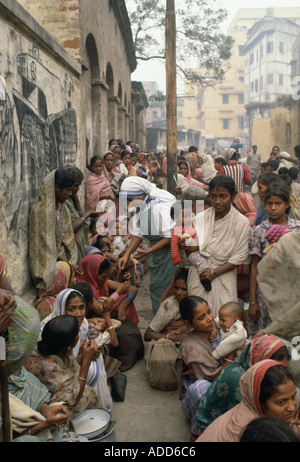 Les femmes pauvres font la queue pour la nourriture à Mère Teresa de Calcutta Inde Mission s Banque D'Images