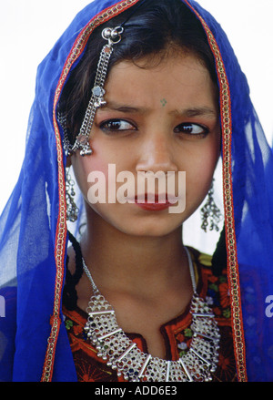 Jeune fille en costume traditionnel avec en filigrane d'argent collier et boucles d'oreille et voile Pakistan Banque D'Images