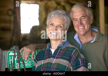 Caucasian couple sourire dans le Colorado barn Banque D'Images