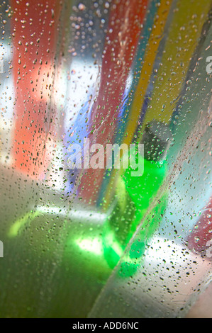 Bouteille de shampoing vert assis sur le bord entre la baignoire-douche coloré Banque D'Images