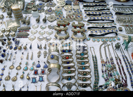 Bijoux en argent Bracelets Colliers Bracelets Boucles d'oreilles Pendentifs sur l'affichage à un marché au Pakistan Banque D'Images