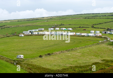 Vue sur maison de vacances camping site sur les terres agricoles à l'ouest du pays de Galles Pembrokeshire Mwnt UK Banque D'Images