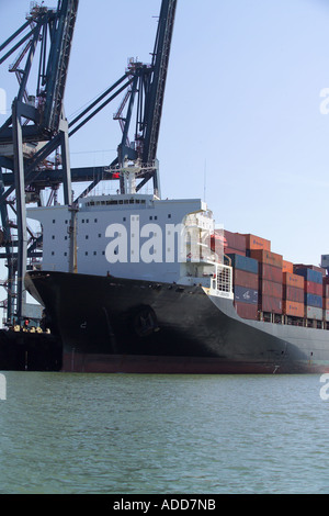 Porte-conteneurs CP Libérateur le déchargement à l'thamesport dans la rivière Medway Thames Estuary Banque D'Images