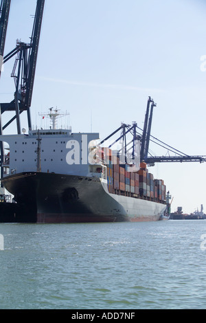 Porte-conteneurs CP Libérateur le déchargement à l'thamesport dans la rivière Medway Thames Estuary Banque D'Images