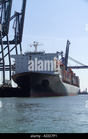 Porte-conteneurs CP Libérateur le déchargement à l'thamesport dans la rivière Medway Thames Estuary Banque D'Images