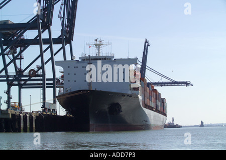 Porte-conteneurs CP Libérateur le déchargement à l'thamesport dans la rivière Medway Thames Estuary Banque D'Images