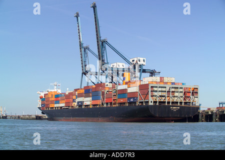 Porte-conteneurs CP Libérateur le déchargement à l'thamesport dans la rivière Medway Thames Estuary Banque D'Images