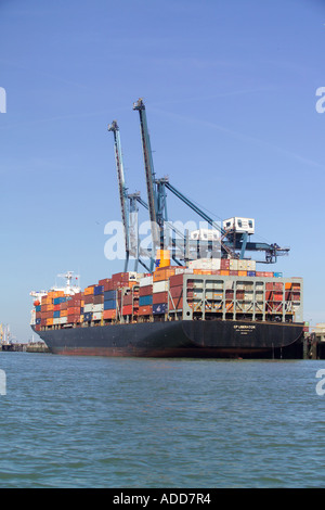 Porte-conteneurs CP Libérateur le déchargement à l'thamesport dans la rivière Medway Thames Estuary Banque D'Images