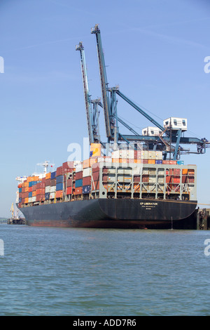 Porte-conteneurs CP Libérateur le déchargement à l'thamesport dans la rivière Medway Thames Estuary Banque D'Images