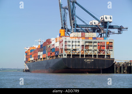 Porte-conteneurs CP Libérateur le déchargement à l'thamesport dans la rivière Medway Thames Estuary Banque D'Images