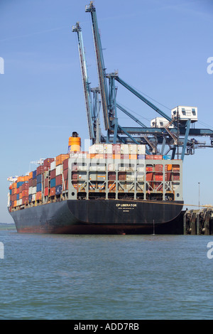 Porte-conteneurs CP Libérateur le déchargement à l'thamesport dans la rivière Medway Thames Estuary Banque D'Images