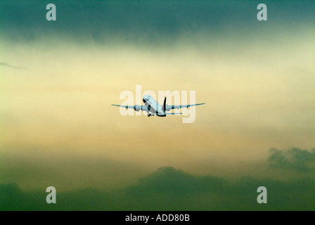 Singapore Airlines Boeing 777 avion de décoller dans un ciel nuageux à l'aéroport de Manchester en Angleterre Royaume-Uni UK Banque D'Images