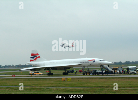 British Airways Airbus A319 qui décolle de l'aéroport de Manchester Adieu Concorde Angleterre Royaume-Uni UK Banque D'Images