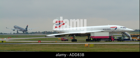 US Airways Airbus A330 au décollage derrière Concorde à Manchester Au revoir l'Angleterre Royaume-Uni UK Banque D'Images