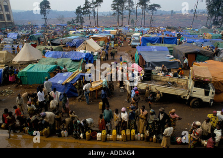 Plusieurs milliers de réfugiés rwandais qui ont traversé la frontière vers le Zaïre à Bukavu se sont installés dans le domaine d'une école. Banque D'Images