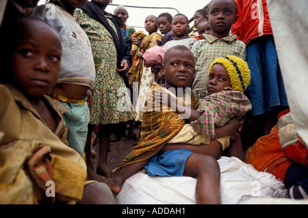 Les enfants hutu rapatriés de camps au Zaïre qui arrivent à une étape sur la route de Kigali, la capitale rwandaise. Banque D'Images