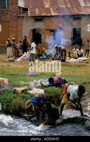 Sur le chemin du retour dans les camps de réfugiés de l'autre côté de la frontière au Zaïre réfugiés en choisissant un way station sur le voyage à Kigali. Banque D'Images