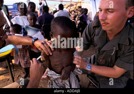 Les enfants dans l'orphelinat de soins infirmier de l'armée française par la vaccination. 300 000 réfugiés occupent Katali, camp de Goma au Zaïre. Banque D'Images