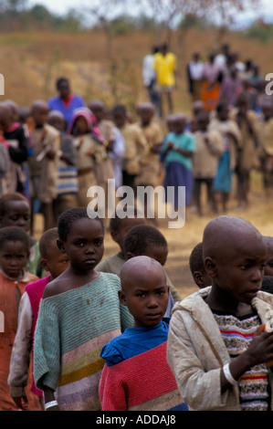 Goma au Zaïre : file d'enfants Hutu pour la nourriture à l'orphelinat. Buhimda Banque D'Images