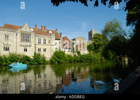 Le Palais de l'archevêque et All Saints Church reflète dans Rivière Medway Maidstone Kent England Banque D'Images