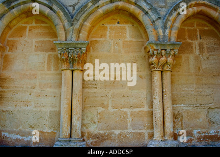 Capitales. Église romane de San Esteban Protomártir (XIIe siècle). Moradilo de Sedano. Province de Burgos. Castilla y León. Espagne. Banque D'Images