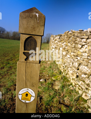 Waymarker sur le sentier national Cotswold Way Banque D'Images