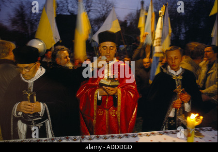 Service en plein air multiconfessionnel à lviv le 1st novembre 1989 pour commémorer la Déclaration d'indépendance de l'Ukraine occidentale le jour même en 1918. Banque D'Images