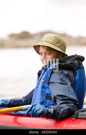 Portrait de femme de race blanche adultes en kayak dans la baie Aialik Kenai Fjords National Park summer Winter Banque D'Images