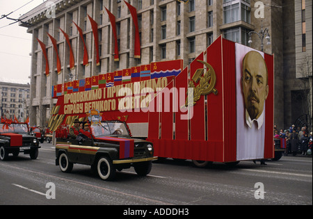 Un flotteur avec un grand portrait de Lénine mène le cortège militaire à travers le centre de Kiev, en Ukraine, dans le cadre des célébrations de la Révolution de l'URSS, le 9th octobre 1989. Banque D'Images