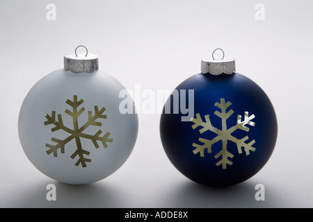 Deux boules d'arbre de Noël avec des flocons blancs et bleus sur fond blanc portrait studio Banque D'Images