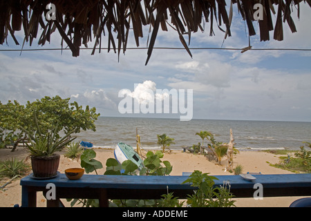 Hopkins Belize La vue de Kismet Inn sur la plage dans une petite ville dans le sud du Belize Garifuna Banque D'Images